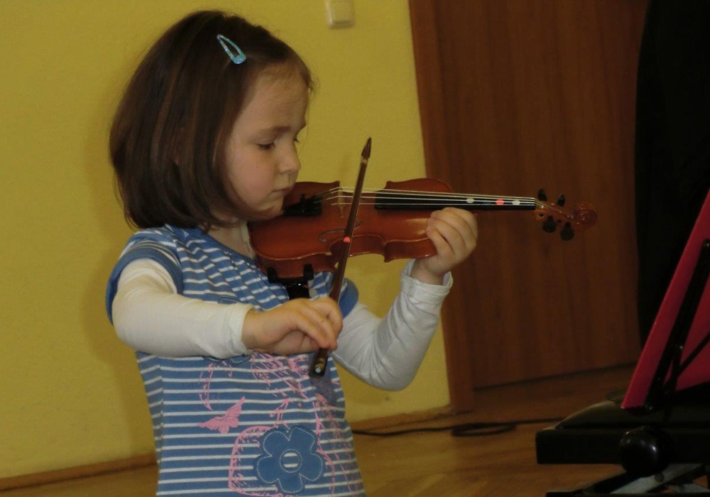 junge Geigenschülerin in der Gößnitzer Stadthalle